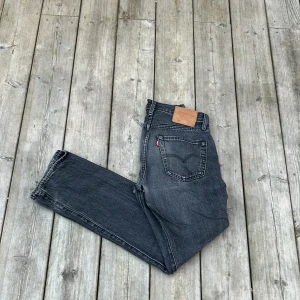 Levis  501. - Hej! Säljer mina svart/grå levis jeans då dom är för små. Skicket är 7 av 10 dom är använda i typ 6 månader, dom har ett litet hål vid baksidan på byxorna. Priset är inte skrivit i sten❗️❗️ kan göra byten mot tröja eller andra jeans
