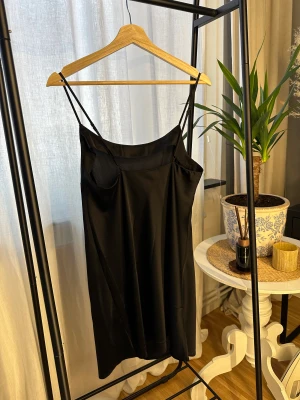 Klänning (svart) - Svart len klänning från Åhlens, aldrig använt