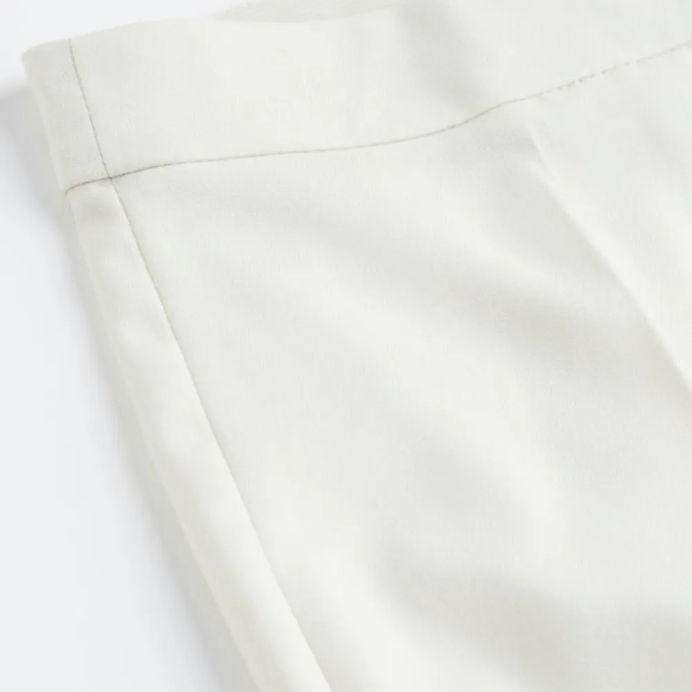 Superfina kostymbyxor som alldrig kommer till användning, är i nyskick! Nypris:300kr🥰🤗Säljer nu för mer än halva priset!🥰🤗. Jeans & Byxor.