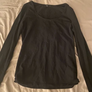 Tröja - Långärmad svart tröja