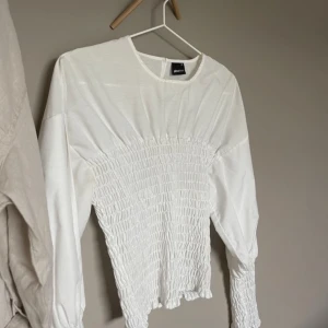 Blus - Superfin vit blus från Gina!! I väldigt bra skick💞