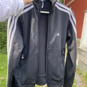 Svart adidas zip tröja - Svart adidas zip tröja