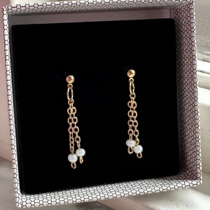 örhängen - örhängen jag tillverkar själv! jättefina att matcha tillsammans men även ha var för sig. 