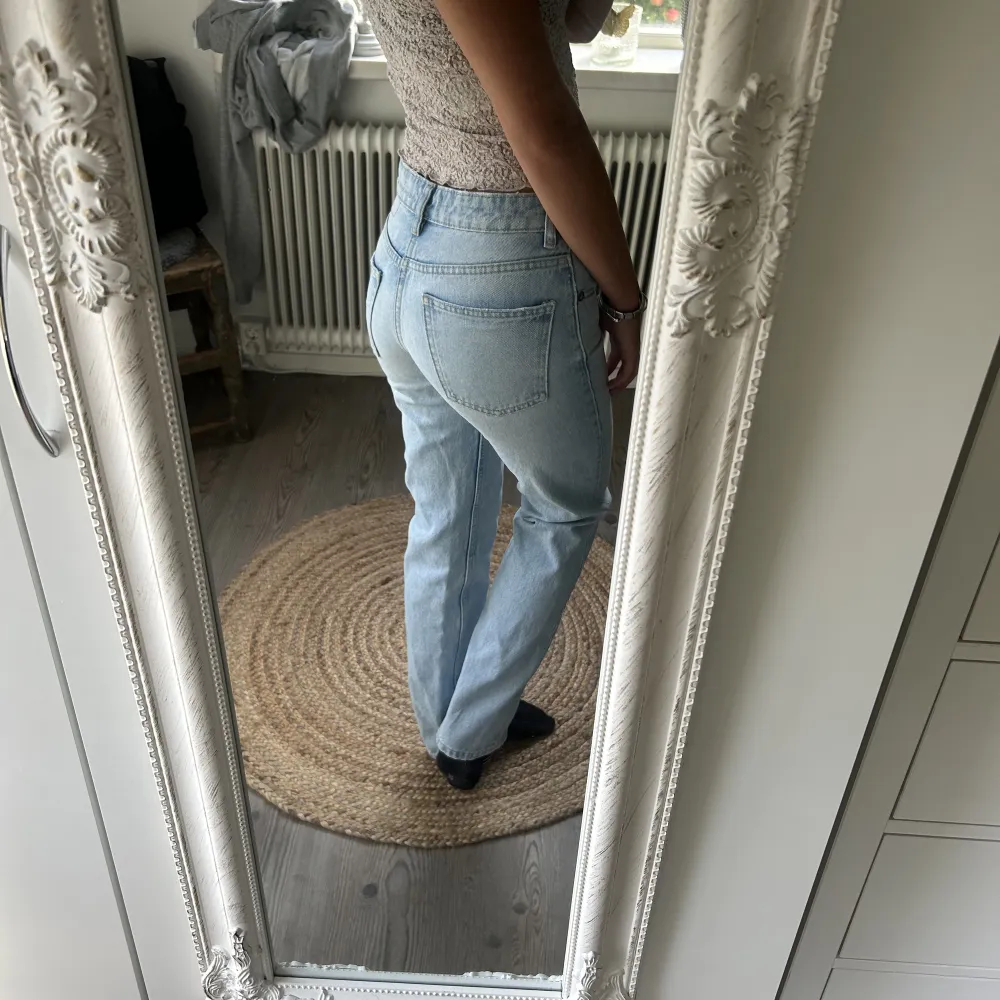 Ett par zara jeans som var supertrendiga för ett tag sedan! Säljer pågrund av att dom blivit försmå💞 pris kan diskuteras!. Jeans & Byxor.