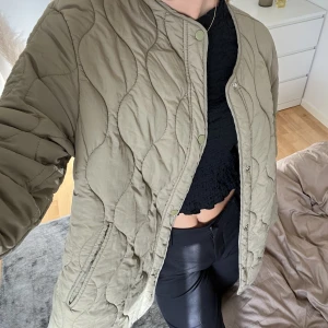 Hm jacka - Grön höstjacka från hm🤩 den är i stl Xs men skulle säga att den passar S och eventuellt M också🫶🏽 färgen är lite off på andra bilden då den inte är brun i tonen som det ser ut, första bilden ger en bättre bild av färgen⚡️💋