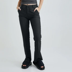 Kostymbyxor - Byxorna är i bra skicka och är i storlek 36. De är i medelhög midja och säljer de då de knappast kommer till användning. Skriv för fler bilder!💞