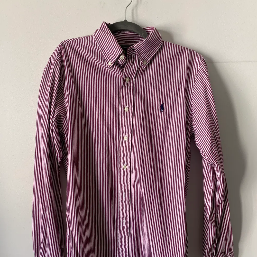 Ralph Lauren burgundy and whit striped shirt with a navy embroidered logo  Size S 💜. Skjortor.