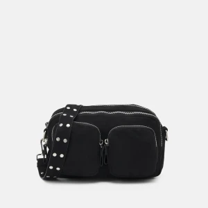 Väska Gina Tricot - fin väska från Gina Tricot! Säljer pga den kommer inte till användning längre. Men är i bra skick och inga defekter förekommer. 💕 pris går att diskutera ❣️