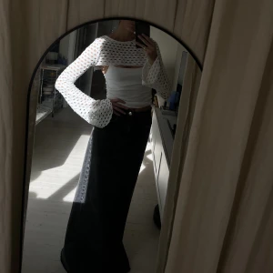 Virkad bolero - Bolero / kort tröja. Från bershka. Avklippt för att bli bolero och Använd en gång.  Vida långa ärmar. Storlek L men liten i storlek och passar mig som vanligtvis är en S