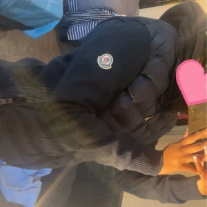 Moncler jacka - Moncler jacka i stl S/M men sitter bra på mig som är en XS! fick den förra året i augusti därav inget kvitto därav billigare men har inga fel på sig och självklart äkta! Kanske kan gå ner i rimlig pris💓