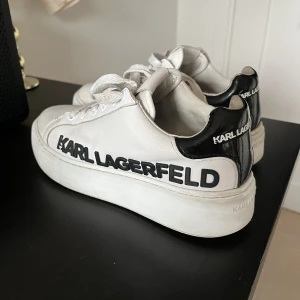 Karl Lagerfeld skor - Säljer mina mina Karl Lagerfeld skor i st 36,väldigt stora i storleken då de passar mig som vanligtvis har st 37 eller 38 i, skorna är i relativt bra skick!