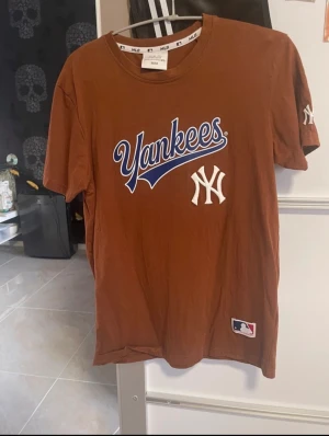 New Era T-shirt  - Storlek M men liten i storleken så mer som en S
