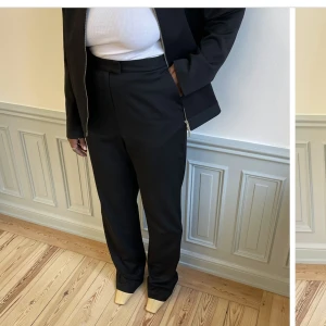 Djerf Avenue - First Choice Pants  - First Choice Pants från Djerf Avenue. I väldigt fint skick. Det är modellen ”Tall” men de är uppsydda för att passa en 170 cm lång. Nypris är 1499:-  Hör av dig om du vill ha fler bilder eller har några frågor! 