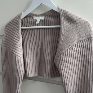 Bolero kofta - Säljer denna slutsålda bolero kofta från H&M. Superfint skick!🤎