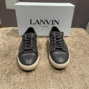 Lanvin skor  Lanvin captoe sneaker Skick: 9/10 box med följer | Storlek41 (uk 7) Nypris5499 Pris: 2699 Fraktar via postnord eller instabox på köparens bekostnad | Hör av dig vid minsta fråga eller fundering