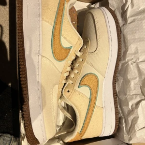 Air force 1 happy pineapple - Helt ny! Storlek 42. Marknadsvärde 2-6k. Pris 2k.
