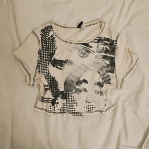 Y2k topp - Supercool y2k topp som inte kommer till användning. Tycker den e skit snygg men kommer tyvärr inte till användning.