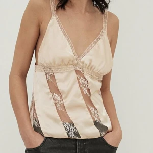 Topp från NA-KD - Oanvänd topp från NA-KD, köpt i somras🩷🤍🤎