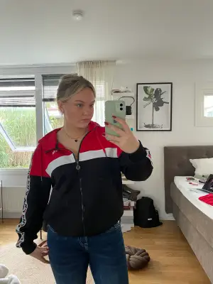 Fila hoddie med dragkedja som är i fint skick. Endast använd ett fåtal gånger och inga skador eller hål finns🩷 Möjlighet att diskutera pris