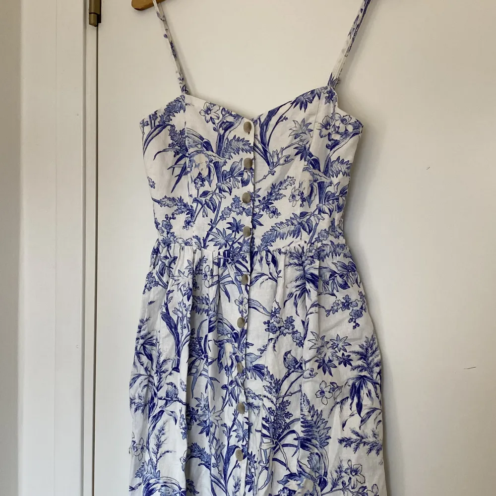 Superfin blommig klänning som inte kommer till användning!🤍 bara att klicka på köp nu! Linen blend. Klänningar.