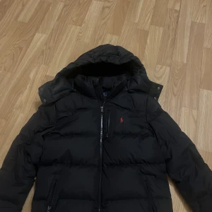 Polo Ralph lauren jacka - Hej! Säljer en polo Ralph lauren jacka i storlek 14-16. Den är i väldigt bra skick har använt ungefär 8 gånger.