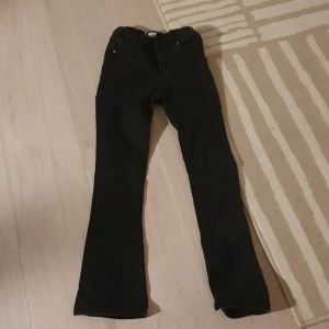 Högmidjade flair jeans från lager 157  - Det är lite black style snygga byxor använda 1 gång storlek: 140. Skit sköna booth cut skippy flair jeans skit bra.