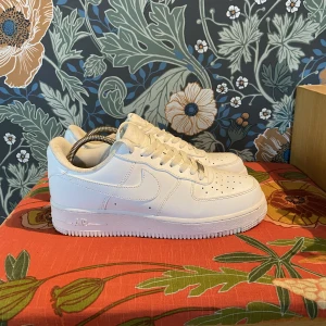 Nike air force 1 - Säljer dessa skor för att jag inte kommer att använda dom. Storlek 42,5 men passar 43 också.