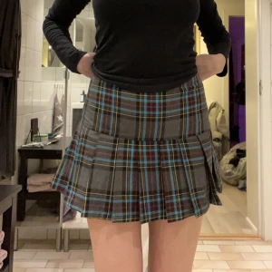 Kjol - Kjol med hög midja från hm! Står storlek 34. Midjemått 70cm kjolenslängd 34cm