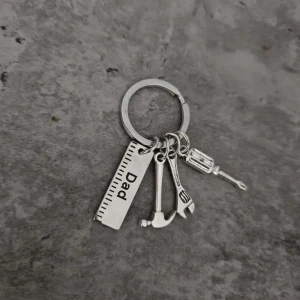 Nyckelring "dad" - Silverplaterad nyckelring till Pappa.  15% rabatt vid köp av fler annonser.  Samfraktar.