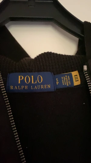 Polo Ralph lauren zip tröja - Säljer den för att den va för stor på mig, fick den som present och nu säljer jag den, den är äkta ny pris 1800-2000kr priset kan diskuteras. Kan skicka mer bilder privat om ni vill