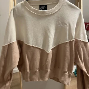 Nike kort sweatshirt  - Fin färg 