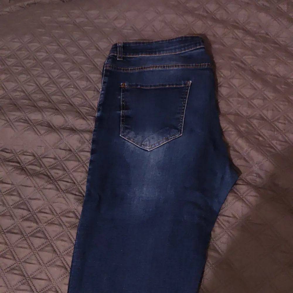 As snygga dsquared byxor men de ser inte bra ut på mig så jag säljer dem, den e perfa kondition. Org. pris runt 3000, säljer för 700 bara för att jag vill at dem ska ut.. Jeans & Byxor.