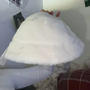 Mössa - Oanvänd mössa från H&M, jättefin. O mysig mössa