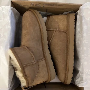 UGG CLASSIC ULTRA MINI BOOT - UGG CLASSIC ULTRA MINI BOOT, storlek 39. Aldrig använda. Köptes för över 2000kr 