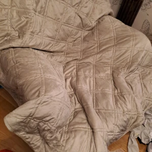 Tung sandfilt - Filten är i mjukt material och har som sand i så att den blir tung. Filten är helt oanvänd.