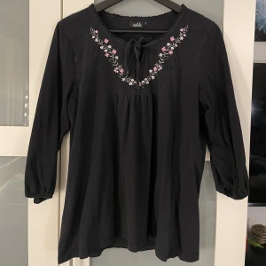 Blus - Söt blus/ tröja från Isolde med broderier! Storlek L men passar också en M bra! 