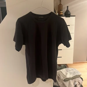 Acne t-shirt - Acne t-shirt i storlek xs Skick 7/10 Kan skickas med posten Hör av dig om du har fler frågor!