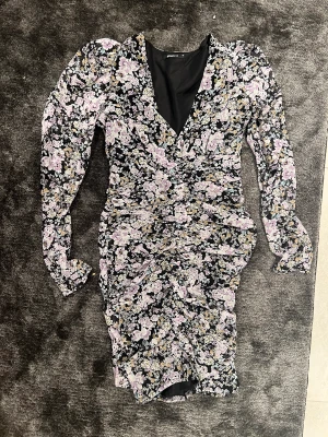 Klänning - Säljer denna oanvända klänning från Gina tricot! Nypris 500kr