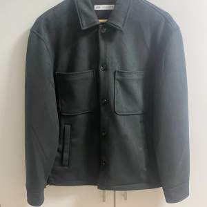 Zara overshirt med mochaeffekt. Köpt för några veckor sen (har bevis). Har inte används mycket alls. Storlek S. Färgen är svart. Pris kan väl sänkas. Ny pris: 499kr 