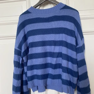 Blå stickad tröja  - En blå stickad tröja 