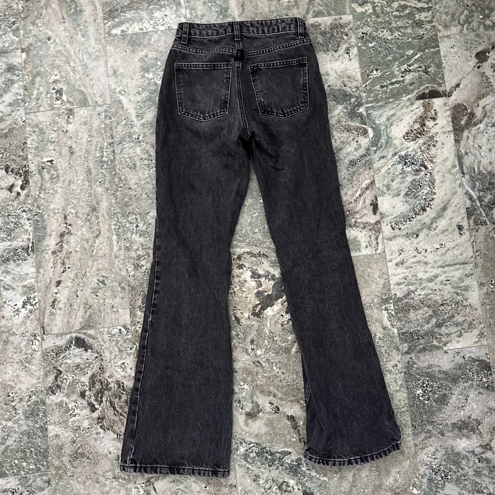 Mörkgrå jeans med bootcut i mycket fint skick🖤. Jeans & Byxor.