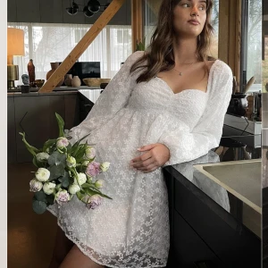 Studentklänning - Jättefin klänning från nakd. Helt slutsåld. Använd endast en gång och är i nyskick. Perfekt till studenten🙌🏻🌸🌸