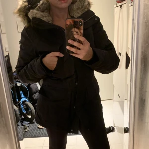 Vinterjacka från Norrsken stl 34 ny  - Ny vinterjacka från Norrsken storlek 34 med luva. Varm och snygg passform går även att dra åt midjan om man vill :)