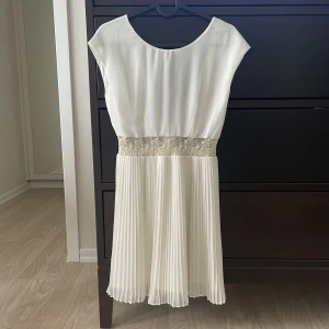 Vit klänning  - Vit klänning från märket Kimchi Blue som passar bra till student & andra festligheter. Endast använd 1 gång & är därför i nyskick. Spets i midjan & v-ringad i ryggen.  Köpare står för frakt 