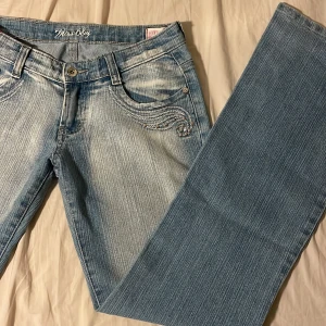 Lågmidjade jeans🎀 - Lågmidjade jeans i storlek M.🎀 säljs pga ingen användning. Passar S också men kan va lite långa om man har S🌺🎀🌙