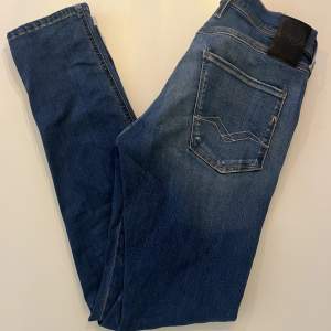 Säljer nu mina Replay Anbass jeans i storlek 30/32! Väldigt sparsamt använda och skicket är väldigt bra. Tveka inte på att höra av er om ni undrar något😁