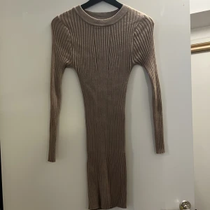 Stickad klänning - Stickad klänning från Pieces i stl M, sparsamt använd