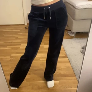 Juicy byxor  - Säljer dom här super fina juciy byxorna som inte kommer till användning. Dom är i nyskick och har inga defekter som jag kan hitta. Skriv och fråga om ni har fler funderingar💗