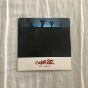 clint eastwood - gorillaz - begagnat fint skick, OBS det är en singel! ⭐️  tar ej köp nu!!! betalning via swish i privat chatt. frakt tillkommer på 45kr ifall du ej kan mötas upp i östersund.