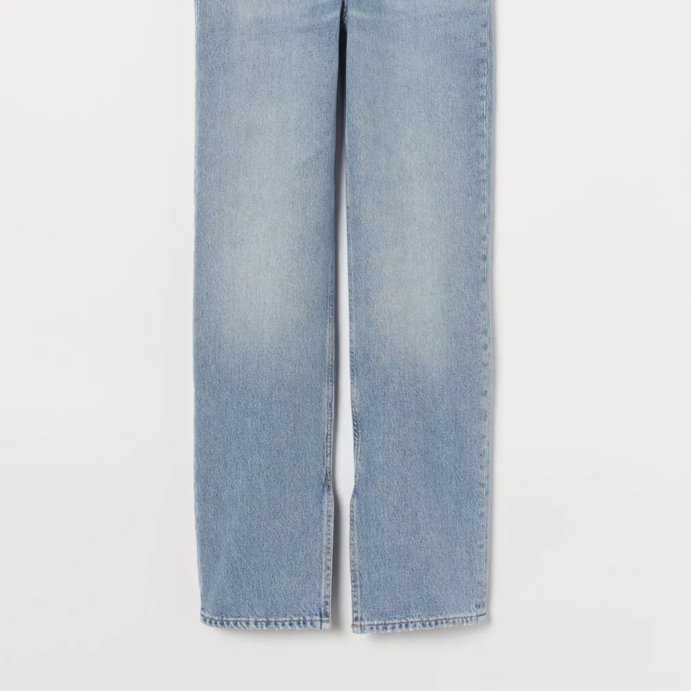 Straight high jeans med slits på inner sidan där nere, från h&m Trend. Storlek 38. Nyskick, ordinarie pris 399:-. Jeans & Byxor.